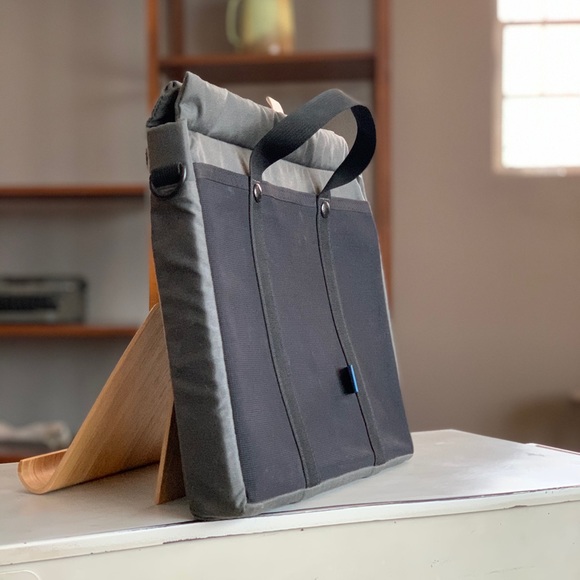 TOM BIHN Urban Minimalist Messenger - 14 x 11 x 2 - Picture 2 of 15